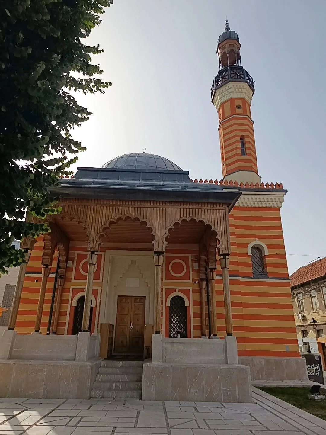 Dvobojna fasada Šarene džamije